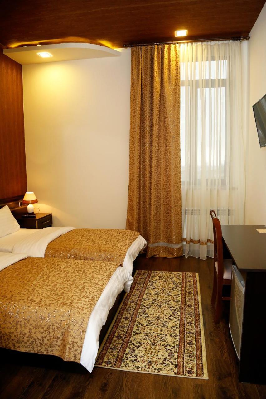 Tomu'S Hotel Ґюмрі Екстер'єр фото