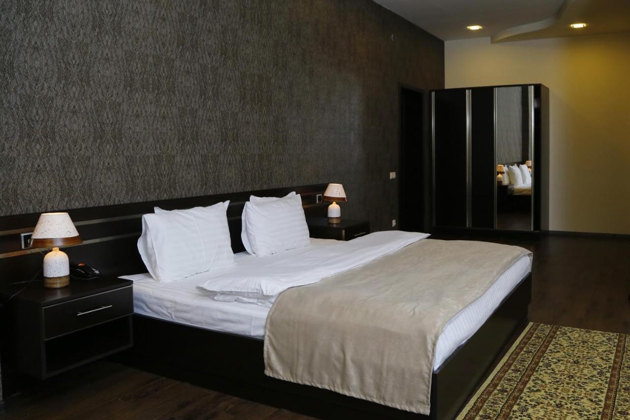 Tomu'S Hotel Ґюмрі Екстер'єр фото