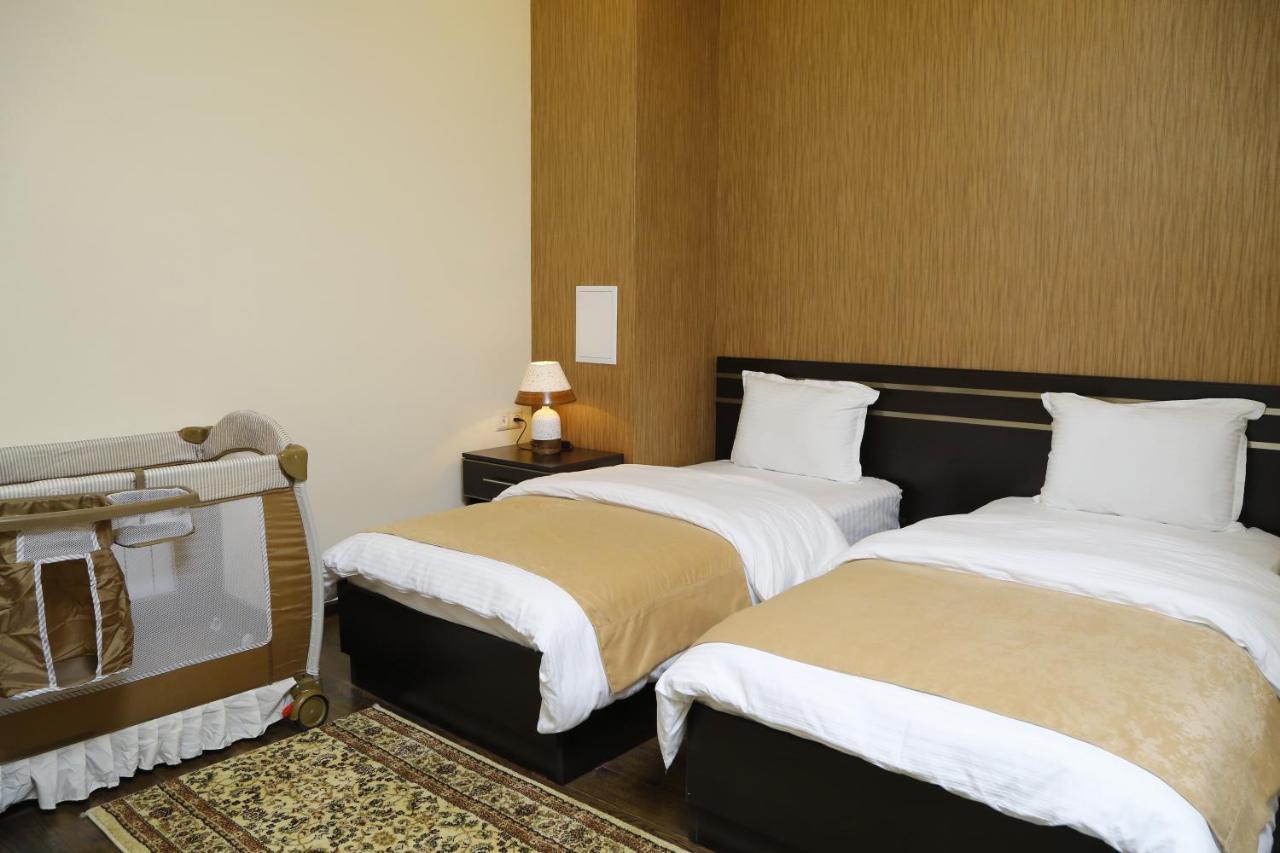 Tomu'S Hotel Ґюмрі Екстер'єр фото
