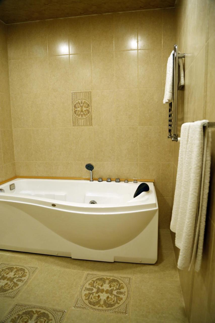 Tomu'S Hotel Ґюмрі Екстер'єр фото